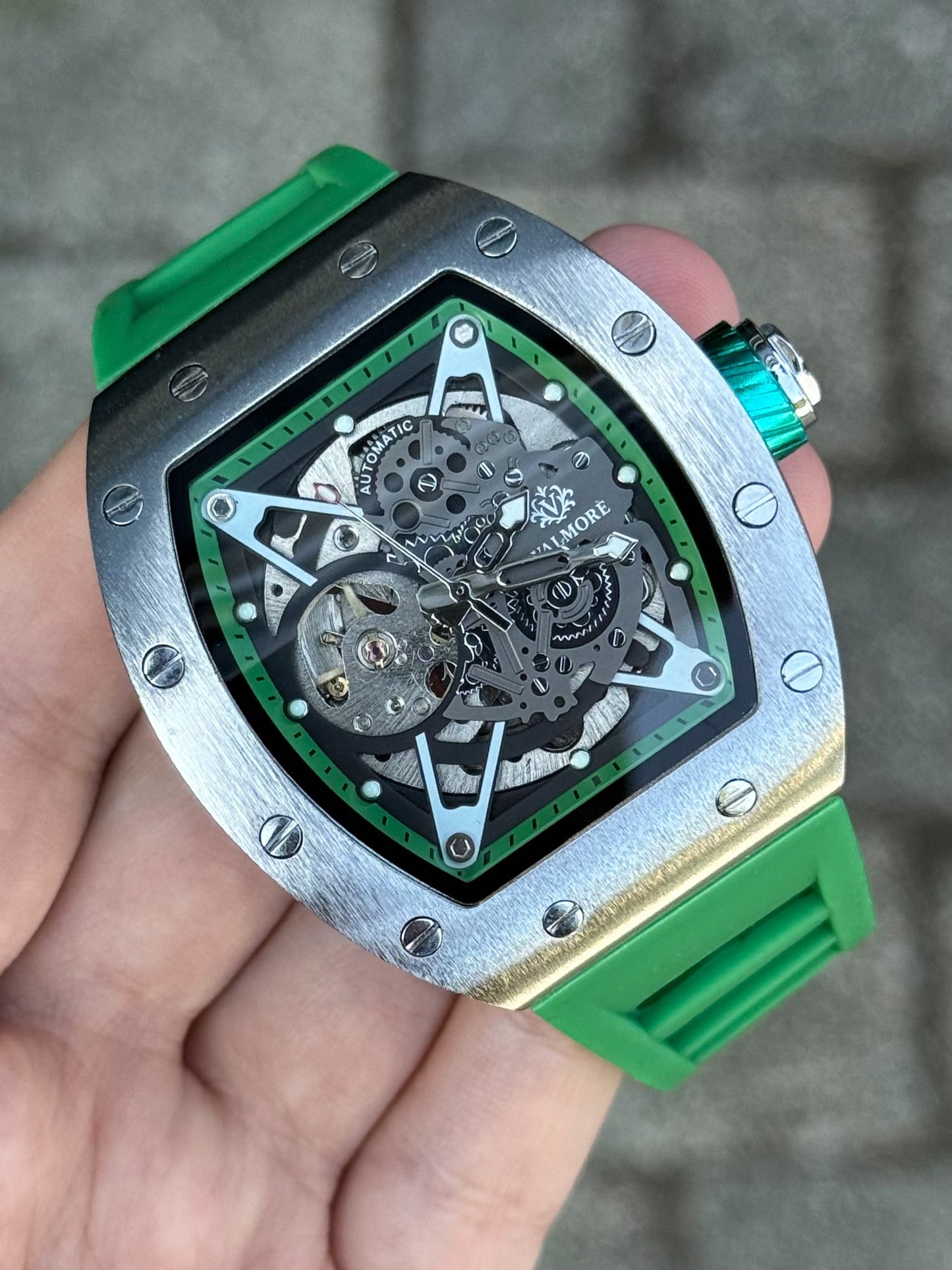 (På lager) Titan – Emerald